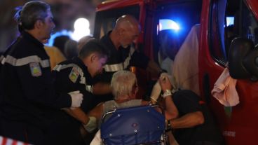 Médicos atienden a los heridos, que eran un centenar.