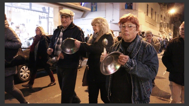 El ruido de las cacerolas se hicieron sentir.