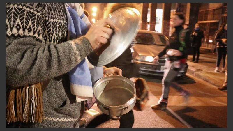 El golpe de las cacerolas se hicieron sentir en distintos puntos de la ciudad.