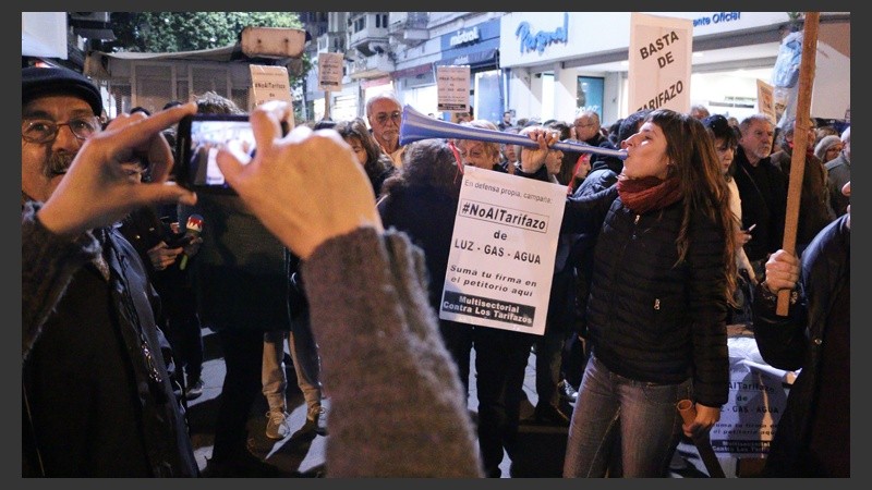 Una joven posa para la foto en la esquina de Córdoba y Mitre.