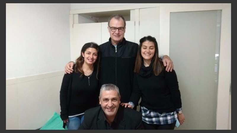 Bielsa sonrió para las fotos en el Distrito Sur. 
