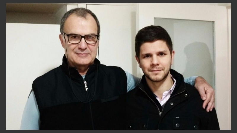 Bielsa sonrió para las fotos en el Distrito Sur. 