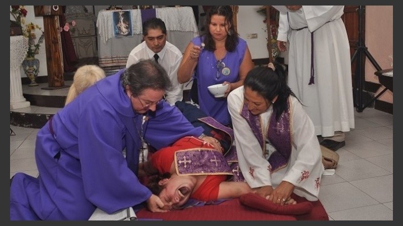 El obispo protestante Acuña en acción durante un exorcismo. 