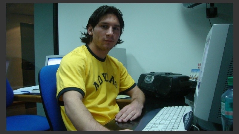 Para la foto. Leo posa como un redactor más.