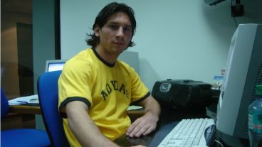 Para la foto. Leo posa como un redactor más.