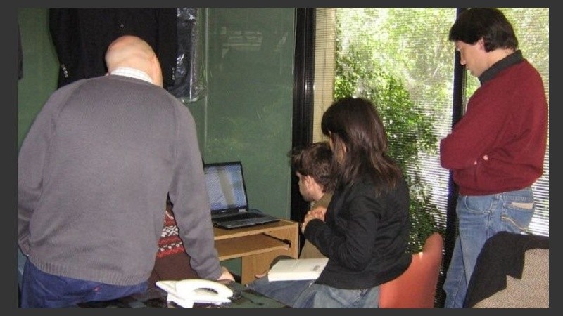 En los primeros días, todo fue aprendizaje en una redacción itinerante.