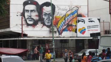 El Che y Bolívar en la pared, y un cartel de los ojos de Chávez más abajo.