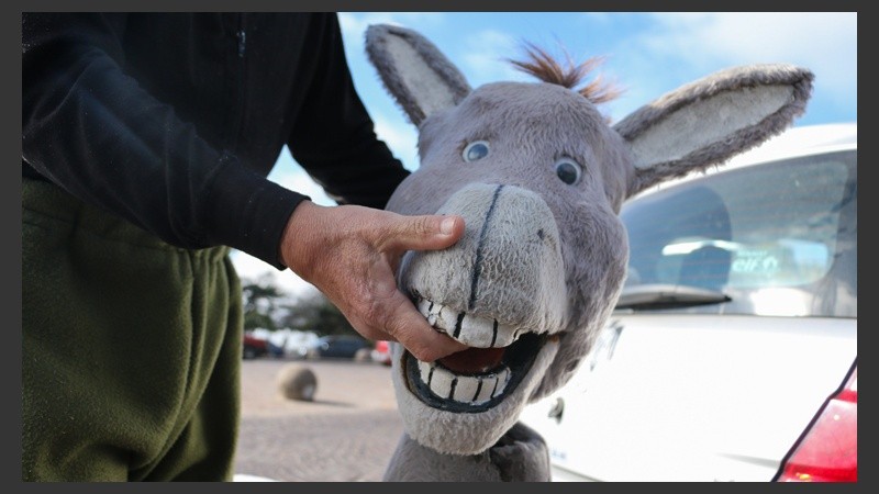 El rosarino de 54 años le da forma al burro de Shrek, la segunda atracción luego del ogro verde. (Alan Monzón/Rosario3.com)