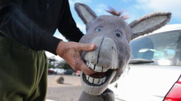 El rosarino de 54 años le da forma al burro de Shrek, la segunda atracción luego del ogro verde. (Alan Monzón/Rosario3.com)