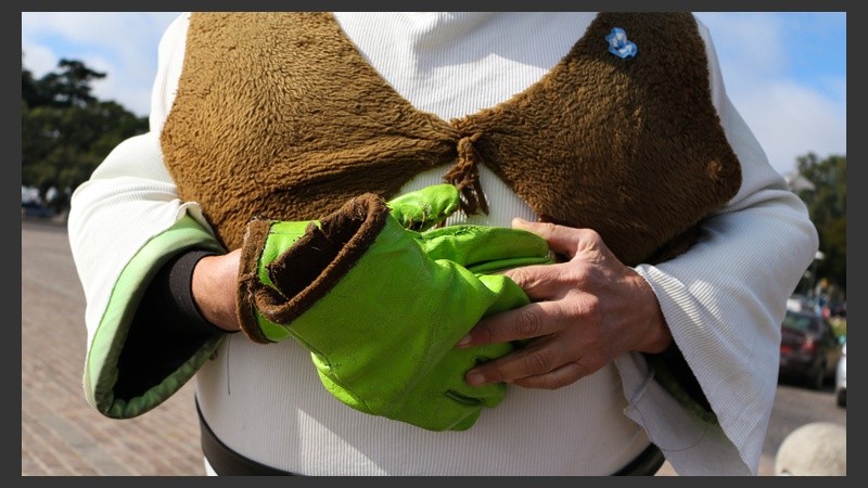 Guantes verdes, escarapela, y todo listo para arrancar la jornada. (Alan Monzón/Rosario3.com)