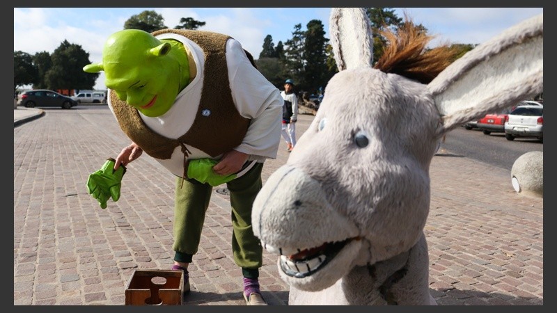 El burro y el disfraz de Shrek se hicieron en España, país donde Carlos vivió varios años a comienzos del año 2000. (Alan Monzón/Rosario3.com)