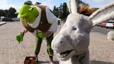 El burro y el disfraz de Shrek se hicieron en España, país donde Carlos vivió varios años a comienzos del año 2000. (Alan Monzón/Rosario3.com)