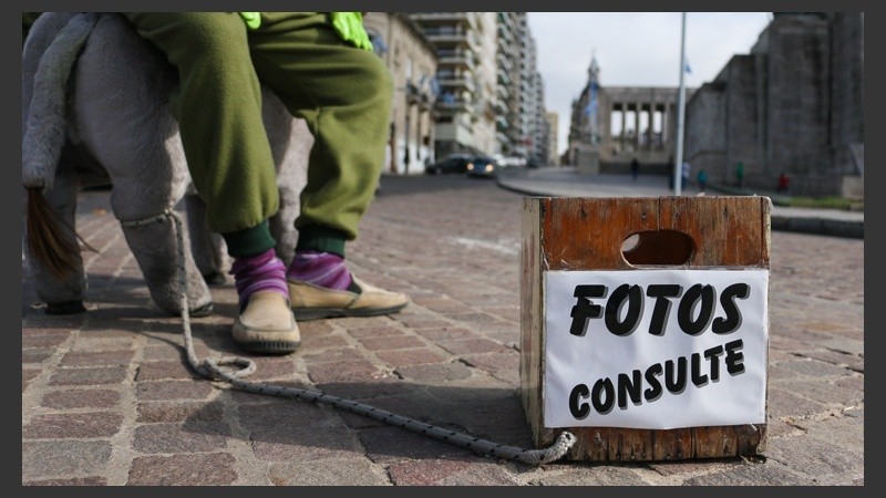 El hombre oriundo de Rosario encontró la manera de ganar unos pesos y hacer sonreír a los más pequeños. (Alan Monzón/Rosario3.com)