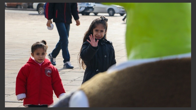 Los más chicos posan la mirada sobre el ogro verde. Todos lo quieren saludar. (Alan Monzón/Rosario3.com)