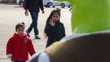 Los más chicos posan la mirada sobre el ogro verde. Todos lo quieren saludar. (Alan Monzón/Rosario3.com)