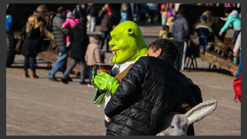Los turistas que observan por primera vez al ogro le piden cosas, como tomar mates. (Alan Monzón/Rosario3.com)
