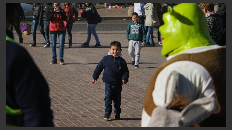 Un niño mira fascinado a Shrek, que va camino a saludarlo. (Alan Monzón/Rosario3.com)