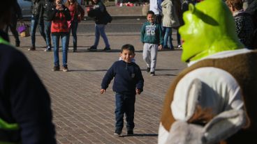 Un niño mira fascinado a Shrek, que va camino a saludarlo. (Alan Monzón/Rosario3.com)