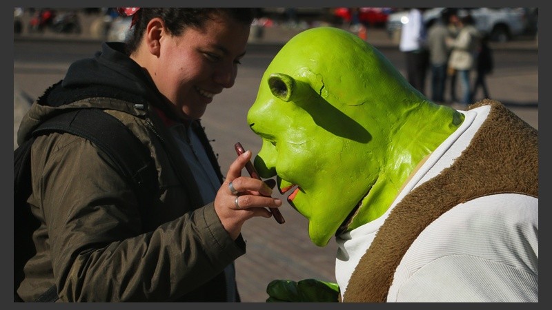 Vía Skype. El ogro saluda a una nena detrás de la pantalla. (Alan Monzón/Rosario3.com)