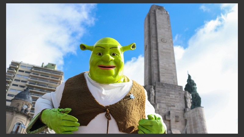 El ogro verde y el Monumento a la Bandera. Hace años que Carlos eligió ese lugar para cautivar a los más chicos. (Alan Monzón/Rosario3.com)