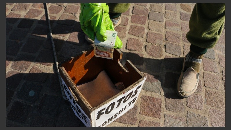 Para sacarte una foto con Shrek hay que pagar, esa es la regla. (Alan Monzón/Rosario3.com) 