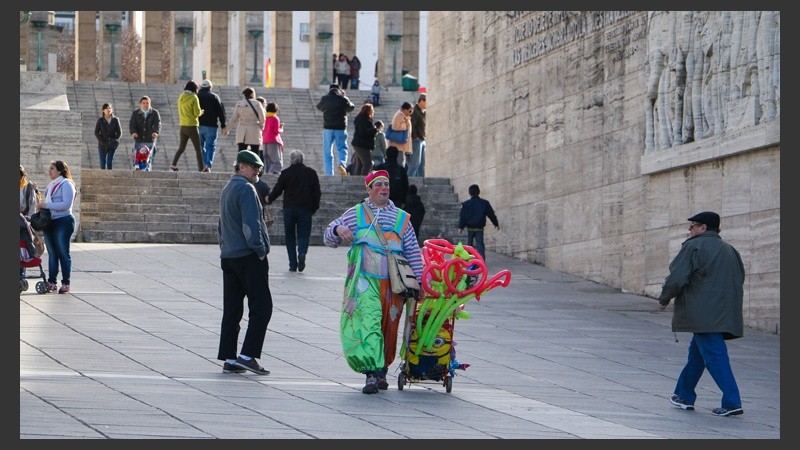 Los domingos, y más aún en vacaciones de invierno, la zona del Monumento se llena de personajes para chicos. (Alan Monzón/Rosario3.com)