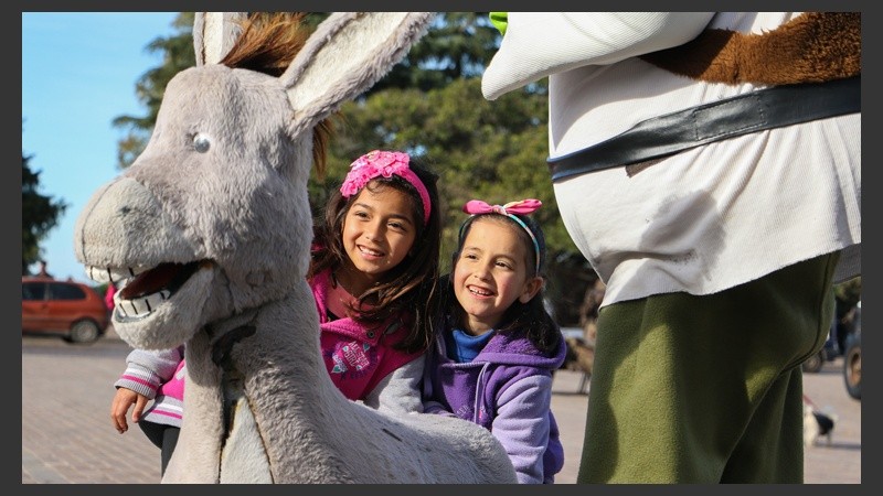 El burro de Shrek, que fue hecho por unos amigos de Carlos en España, mueve la cabeza si le tocás la cola.  (Alan Monzón/Rosario3.com)