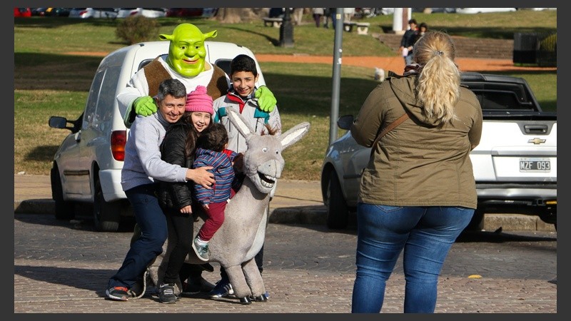 Un clásico. La foto familiar con el ogro verde. (Alan Monzón/Rosario3.com)