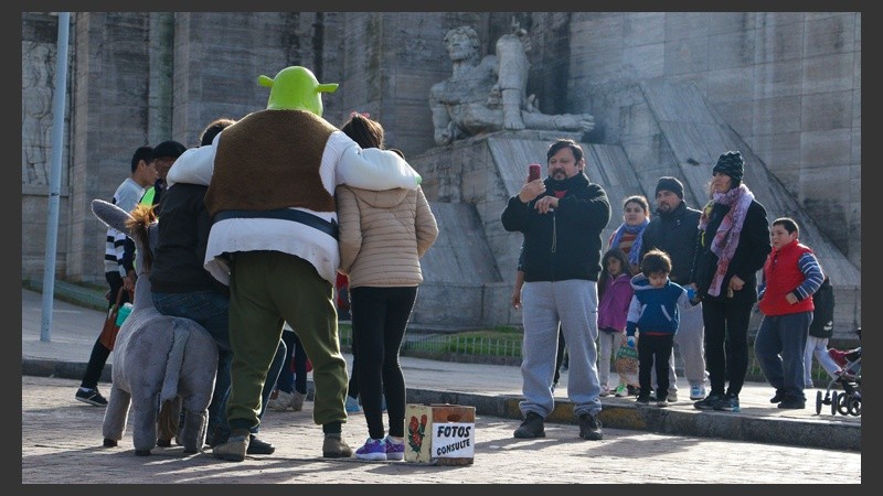 ¡No se olviden del Monumento! Todos quieren una foto con el ogro. (Alan Monzón/Rosario3.com)