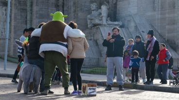 ¡No se olviden del Monumento! Todos quieren una foto con el ogro. (Alan Monzón/Rosario3.com)