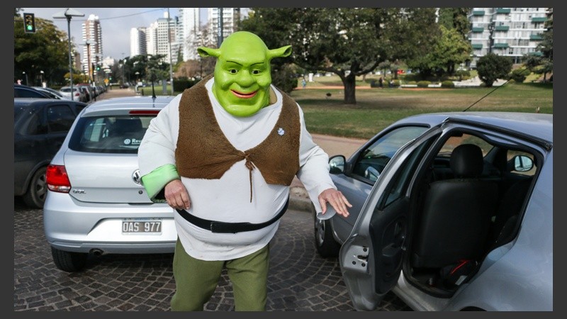 Carlos llega al Monumento los fines de semana cerca del mediodía y se queda hasta que baje el sol. (Alan Monzón/Rosario3.com)