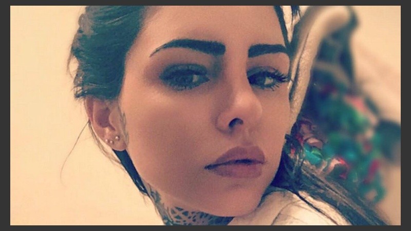 Cadelaria Tinelli te muestra cómo cambia un top según a qué altura ubicás los brazos.