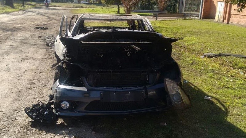 El auto quedó abandonado en Maradona Bis, entre Azcuénaga y Eva Perón. 