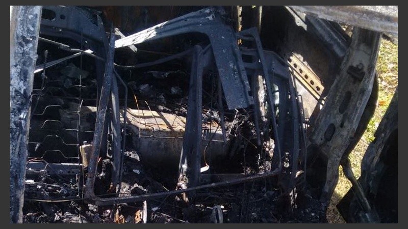 El auto quedó abandonado en Maradona Bis, entre Azcuénaga y Eva Perón. 