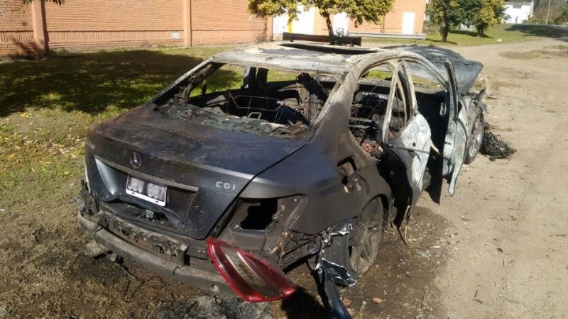 El auto quedó abandonado en Maradona Bis, entre Azcuénaga y Eva Perón. 