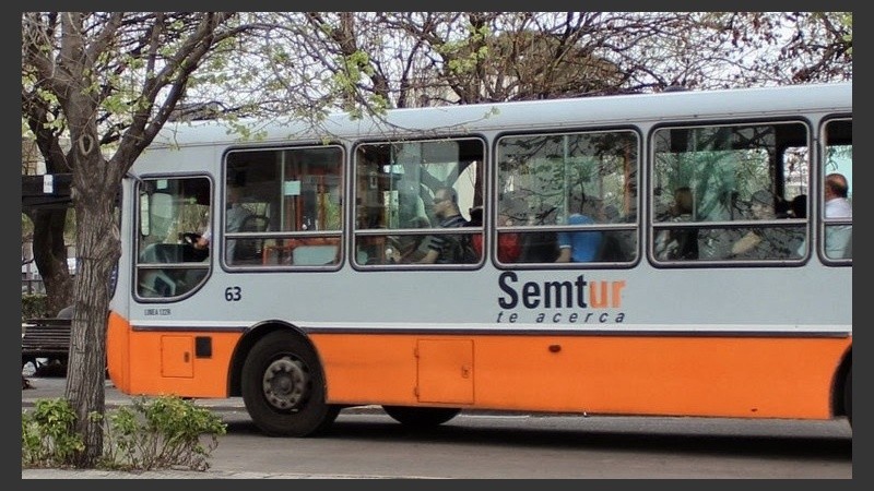 El joven usó el auto de su madre para escapar luego de asaltar el colectivo. 