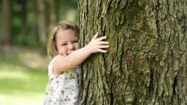 El mayor contacto con la naturaleza o espacios verdes reduce los niveles de estrés de los niños.