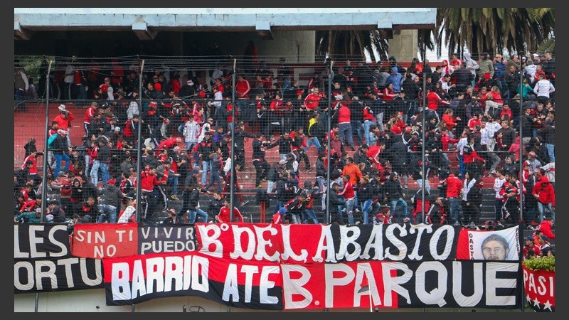 El momento en el que se produjeron peleas en la popular sur.