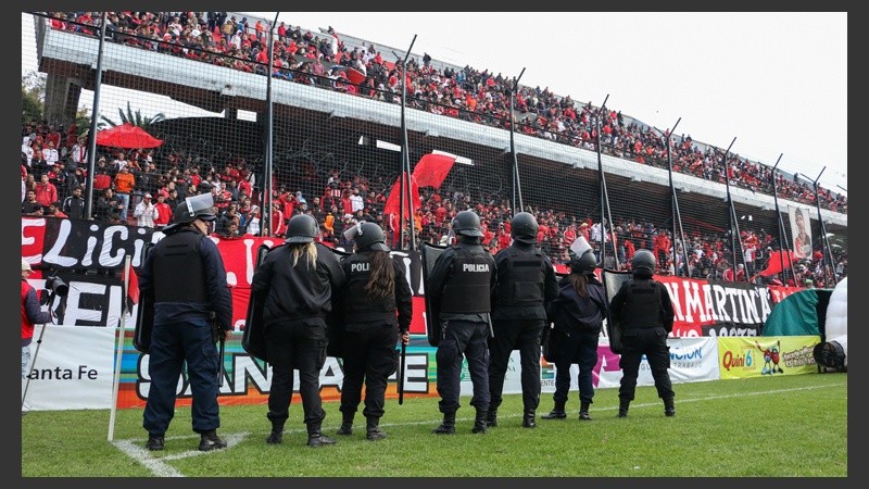 Policías observan la popular sur, donde ocurrió el conflicto.