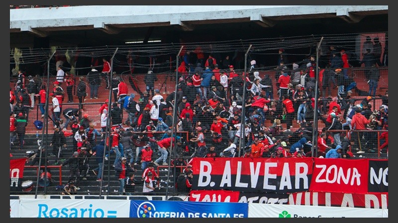 El momento en el que se produjeron peleas en la popular sur.