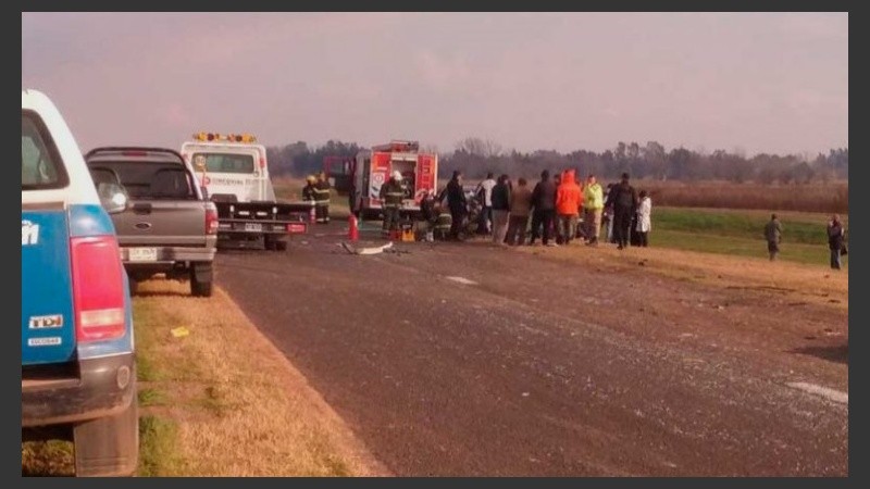 Un auto se cambió de carril e impactó con otro que venía de frente.