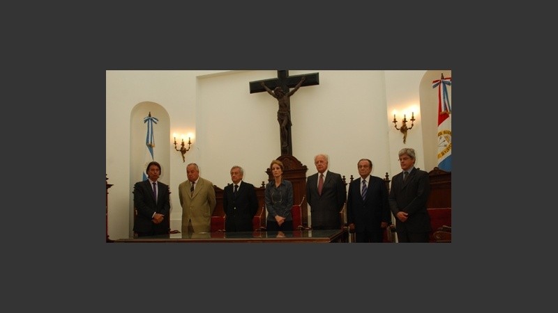 Los seis miembros de la Corte de Santa Fe y el procurador.