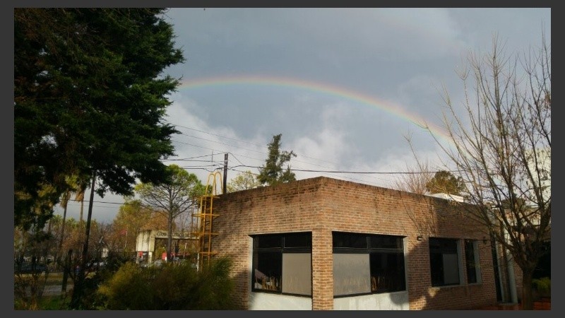 Una hora más tarde hubo hasta ratos de sol y un arcoiris hacia el sudeste.