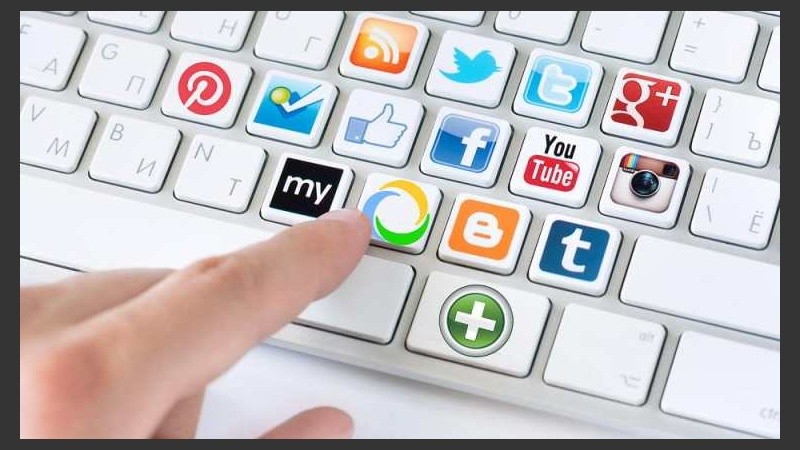 Más del 60 % de los encuestados utilizan Twitter para relacionarse con la radio.