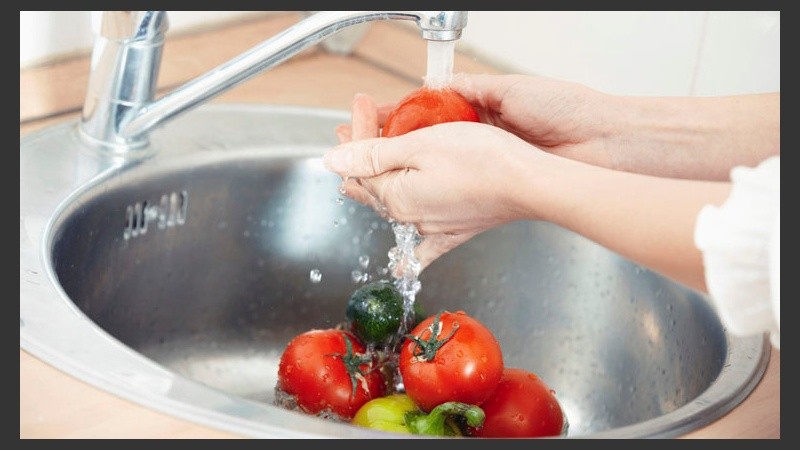 Evite lavar las frutas con químicos y con agua caliente, pues esta hace que pierdan algunas de sus propiedades.
