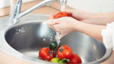 Evite lavar las frutas con químicos y con agua caliente, pues esta hace que pierdan algunas de sus propiedades.