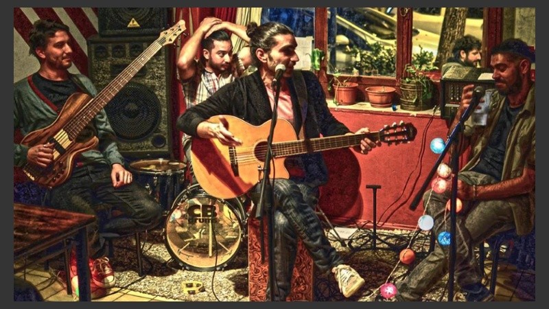 Como juega el gato maula con el mísero ratón.