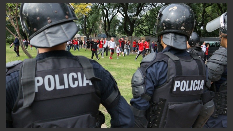 Muchos policías en las inmediaciones del estadio. (Rosario3.com)