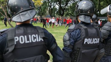 Muchos policías en las inmediaciones del estadio. (Rosario3.com)