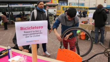 Las bicicletas también pasan por el taller al aire libre. (Alan Monzón/Rosario3.com)